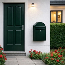 Klassisk BobiClassic-s postkasse i en smuk SortGrøn farve RAL6009, monteret med en lille sikkerhedslås.